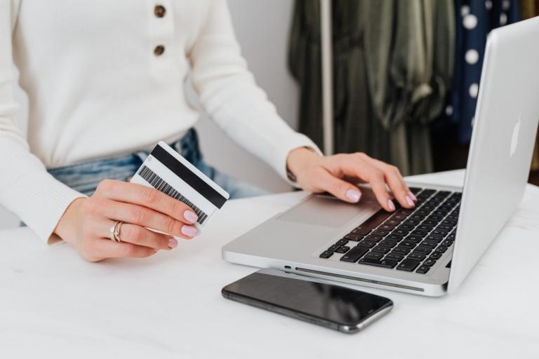 Türk Firmaları E-Ticaret Altyapısını Shopify İle mi Hazırlamalı?